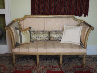 Vente aux enchères Paire de banquettes fin XVIIIème formant divan en bois laqué gris vert