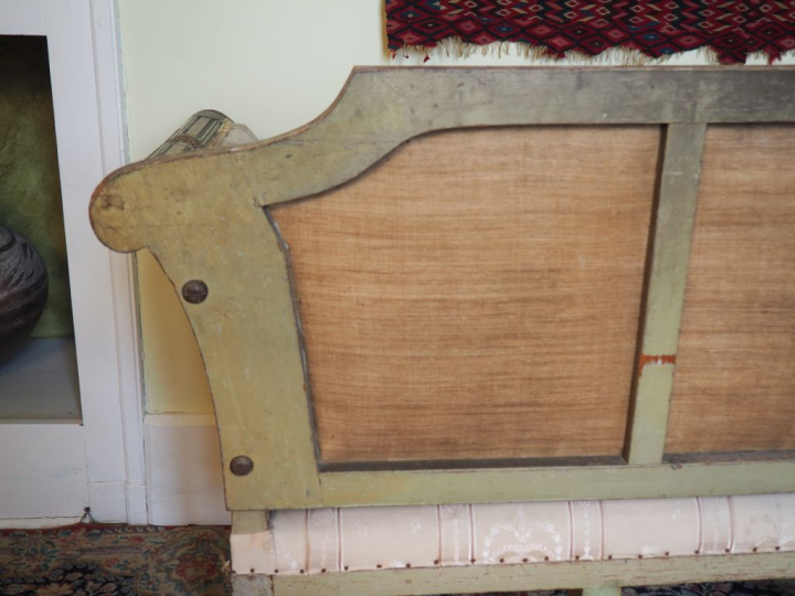 Paire de banquettes fin XVIIIème formant divan en bois laqué gris vert