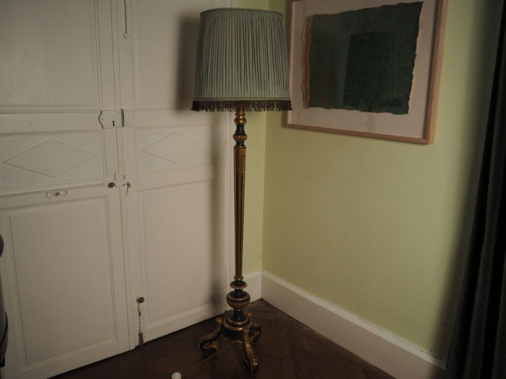 Lampadaire tripode de style Louis XVI en bois laqué vert et doré. Dim.
