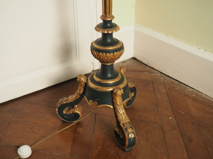 Lampadaire tripode de style Louis XVI en bois laqué vert et doré. Dim.