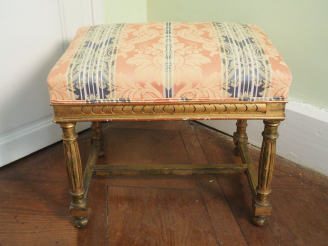 Vente aux enchères Tabouret de style Louis XVI en bois doré, pieds cannelés. Dim. 50 x 56