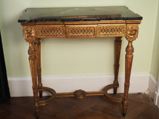 Vente aux enchères Console Louis XVI en bois sculpté doré et ajouré, quatre pieds cannelé