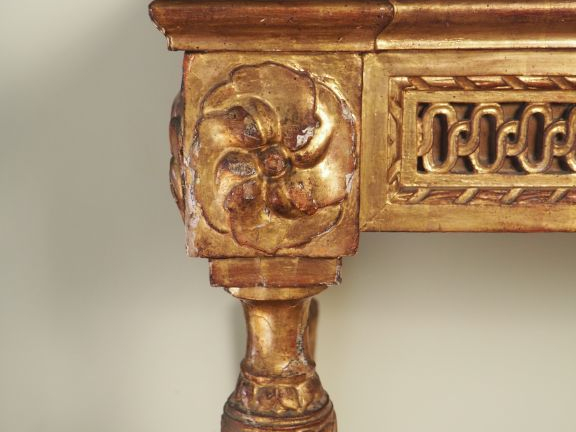 Console Louis XVI en bois sculpté doré et ajouré, quatre pieds cannelé