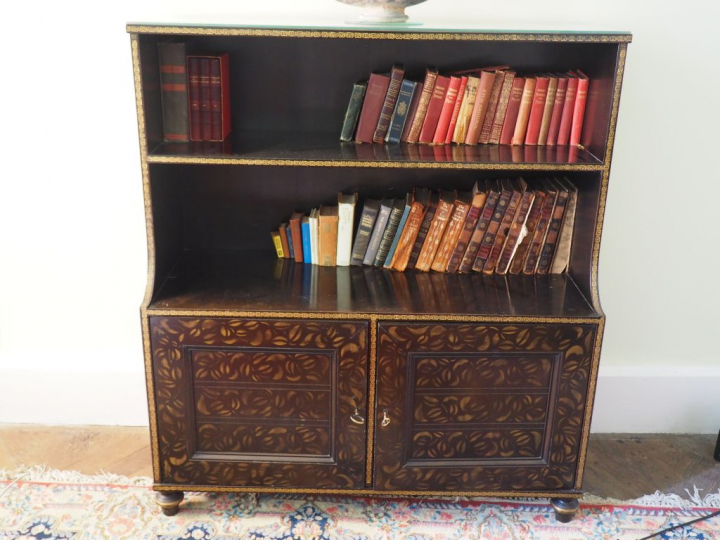 Petite bibliothèque de style Extrême-orient en bois laqué noir et doré