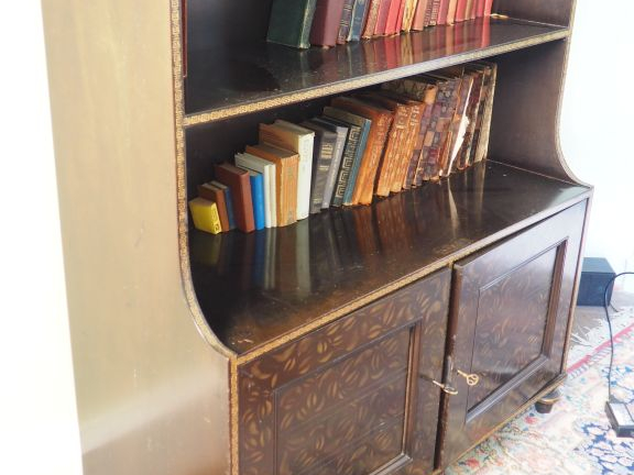 Petite bibliothèque de style Extrême-orient en bois laqué noir et doré