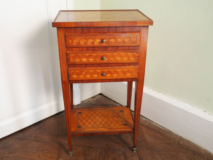 Chiffonnier Louis XVI en marqueterie à décor de cubes ouvrant à trois 