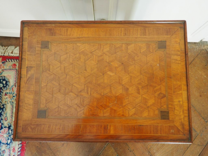 Chiffonnier Louis XVI en marqueterie à décor de cubes ouvrant à trois 