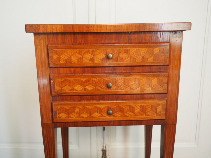 Chiffonnier Louis XVI en marqueterie à décor de cubes ouvrant à trois 