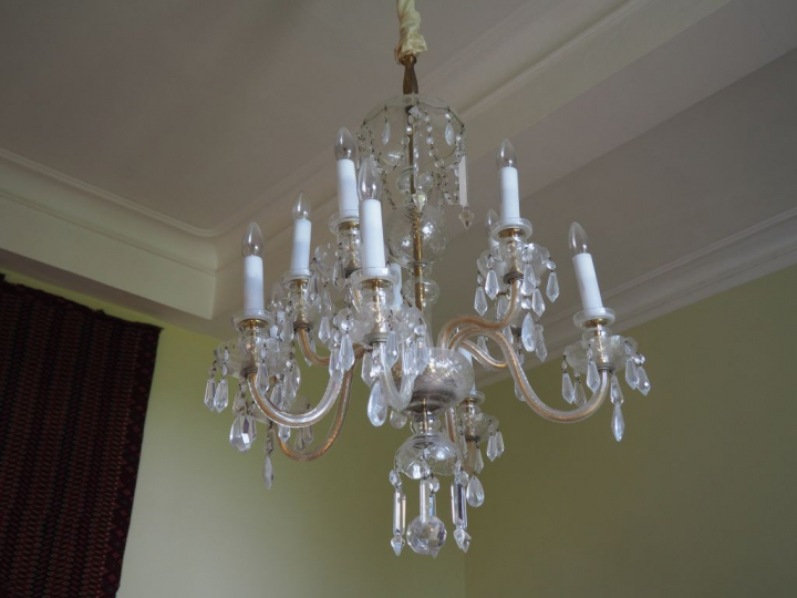 Lustre à pampilles éclairant à 10 lumières. H. 90 cm.