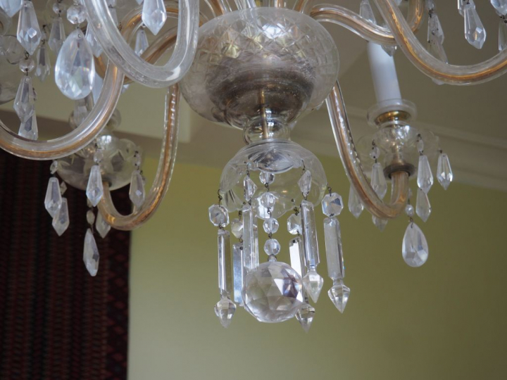 Lustre à pampilles éclairant à 10 lumières. H. 90 cm.