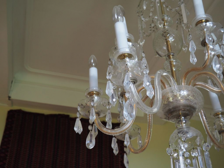 Lustre à pampilles éclairant à 10 lumières. H. 90 cm.