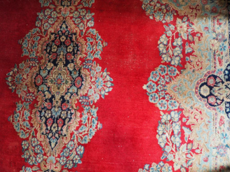 Vente aux enchères Grand tapis d'Orient à fond rouge ancien.