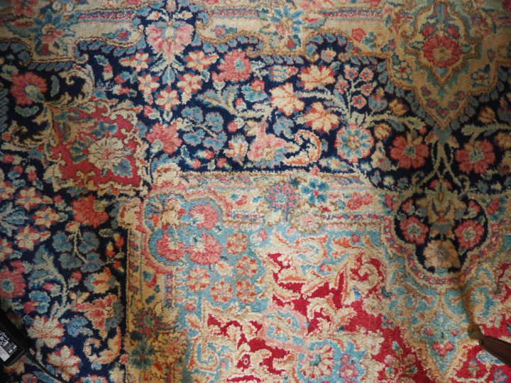 Grand tapis d'Orient à fond rouge ancien.