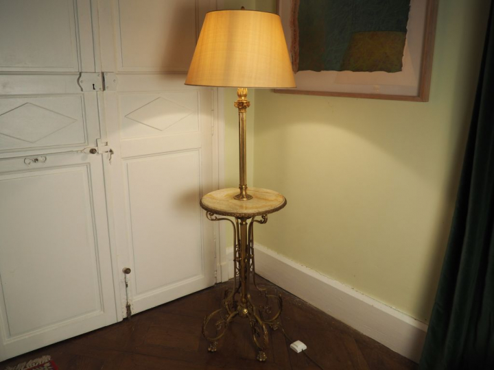 Lampadaire de style Empire en bronze doré et plateau d'onyx. H. 164 cm