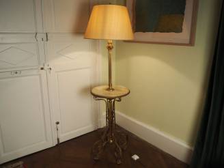 Vente aux enchères Lampadaire de style Empire en bronze doré et plateau d'onyx. H. 164 cm