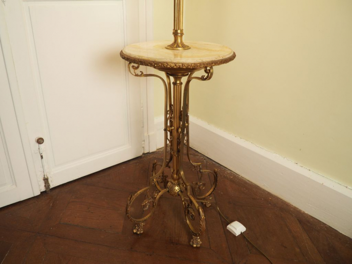 Lampadaire de style Empire en bronze doré et plateau d'onyx. H. 164 cm