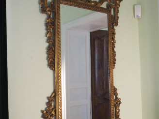 Vente aux enchères Glace Louis XVI en bois sculpté doré et ajouré à décor de piastres de 