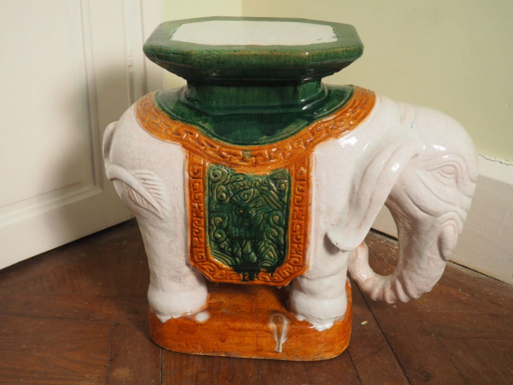 Sellette en céramique polychrome en forme d'éléphant. Dim. 49 x 60 x 2