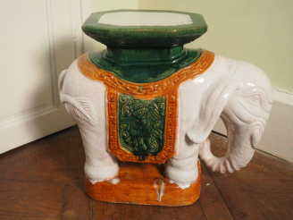 Vente aux enchères Sellette en céramique polychrome en forme d'éléphant. Dim. 49 x 60 x 2