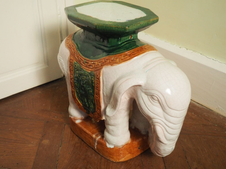 Sellette en céramique polychrome en forme d'éléphant. Dim. 49 x 60 x 2