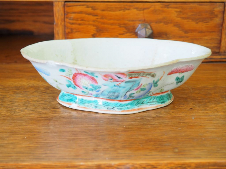 Coupe en porcelaine de Chine à décor polychrome de fleurs et d'oiseaux