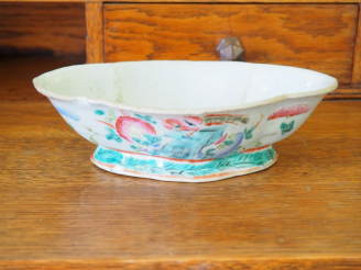 Vente aux enchères Coupe en porcelaine de Chine à décor polychrome de fleurs et d'oiseaux