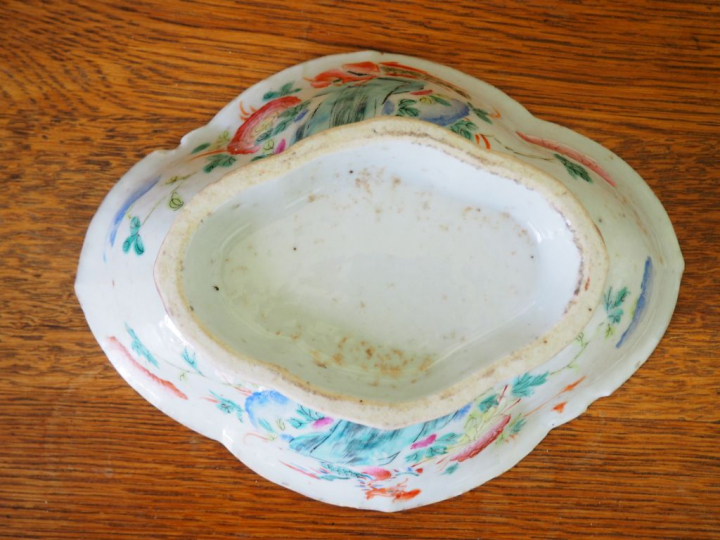 Coupe en porcelaine de Chine à décor polychrome de fleurs et d'oiseaux