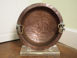 Vente aux enchères Braséro XVIIème en cuivre gravé. Diam. 49 cm.  (manques)