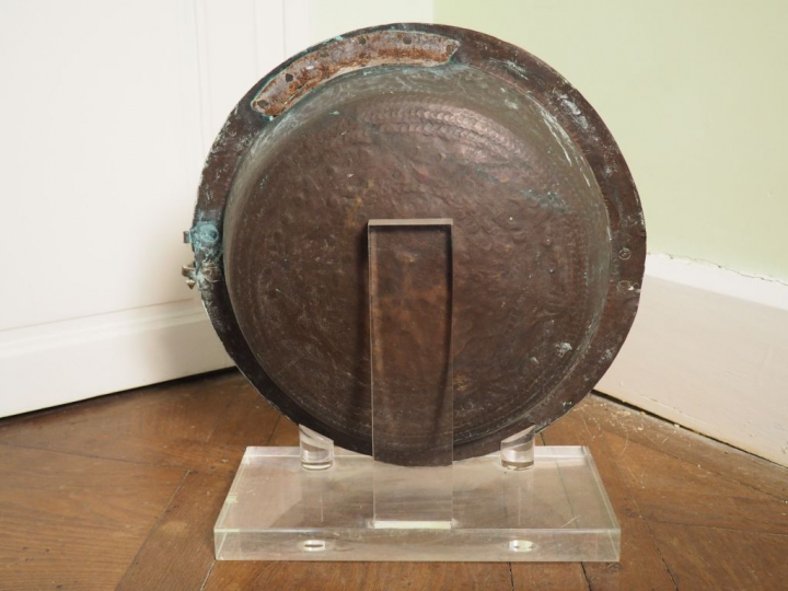 Braséro XVIIème en cuivre gravé. Diam. 49 cm.  (manques)