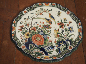 Vente aux enchères Présentoir en faience polychrome de Delft à décor d'oiseaux et de fleu