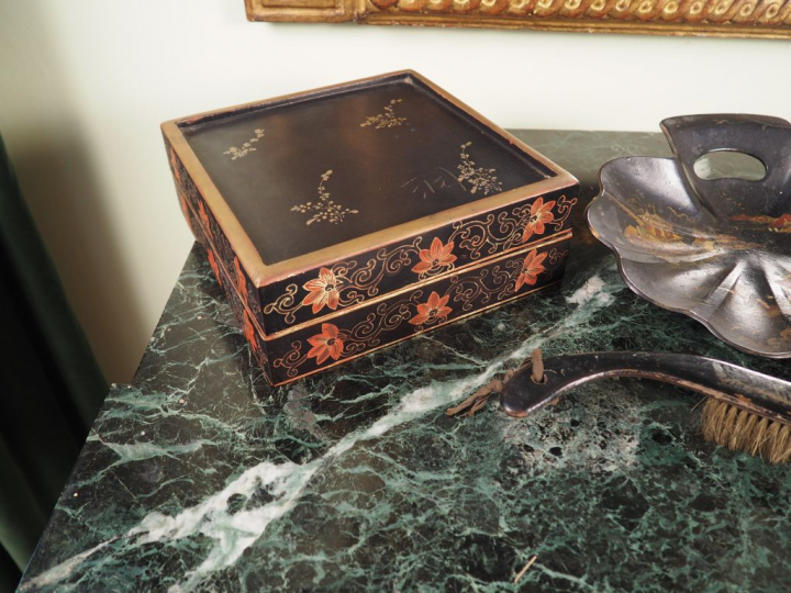 Boite en laque Extreme Orient, coffret Extrême-orient en étain, corbei