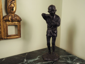 Vente aux enchères Sculpture en bronze patiné Extrême-Orient "'le fumeur". H. 30 cm