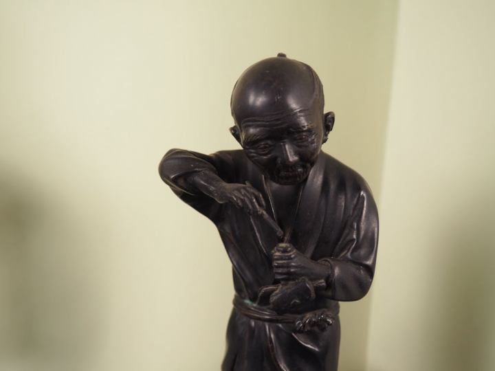 Sculpture en bronze patiné Extrême-Orient "'le fumeur". H. 30 cm