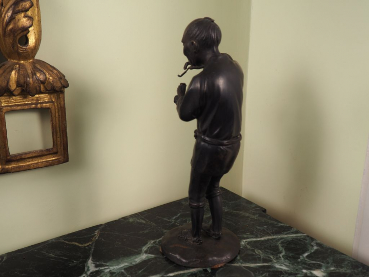 Sculpture en bronze patiné Extrême-Orient "'le fumeur". H. 30 cm