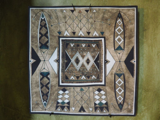 Vente aux enchères Grand plat en céramique sud-africaine polychrome à décor géométrique. 