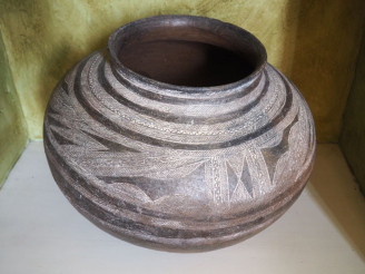 Vente aux enchères Grande jarre en terre cuite. H. 40 cm.