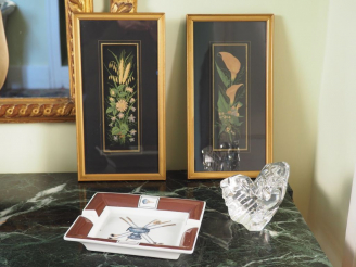 Vente aux enchères Lot comprenant: - paire d'encadrements à décor de fleurs - un cendrier