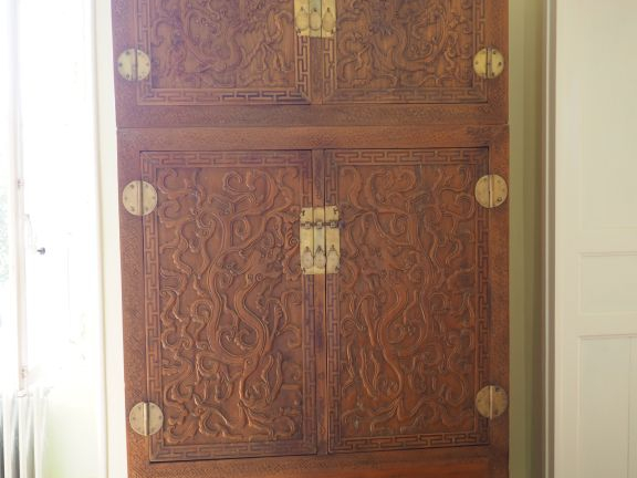 Paire d'armoires chinoises en bois sculpté, ornementation de laiton. D