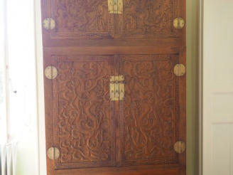 Vente aux enchères Paire d'armoires chinoises en bois sculpté, ornementation de laiton. D