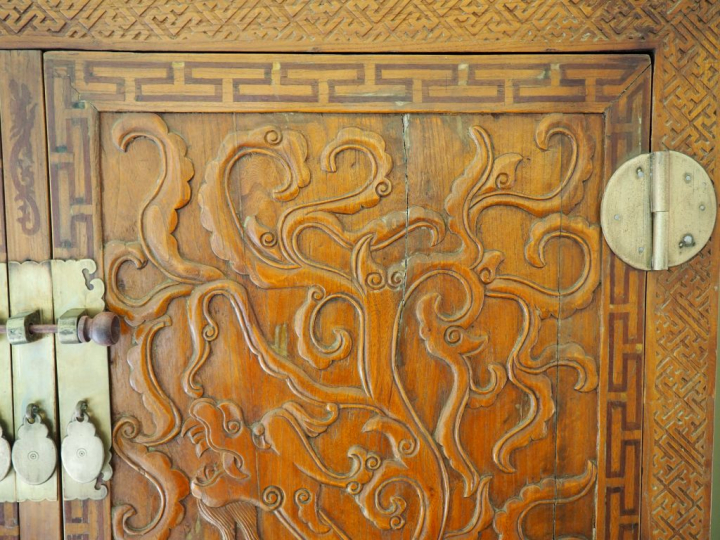 Paire d'armoires chinoises en bois sculpté, ornementation de laiton. D