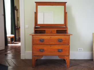 Vente aux enchères Coiffeuse en marqueterie ouvrant à trois tiroirs et un petit tiroir. D