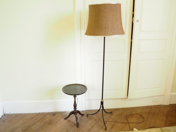 Lampadaire en métal et bronze. On y joint une petite desserte en bois 