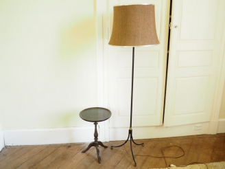 Vente aux enchères Lampadaire en métal et bronze. On y joint une petite desserte en bois 