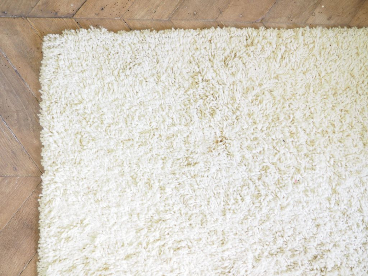 Tapis moderne de couleur crème. Dim. 366 x 303 cm.