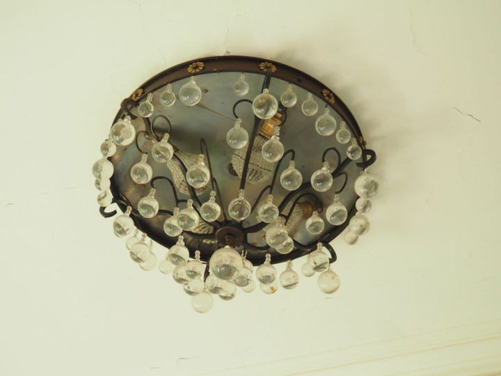 Plafonnier en verre et métal éclairant à 4 lumières.