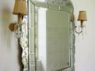 Vente aux enchères Glace en verre de Venise. Dim. 105 x 70 cm.