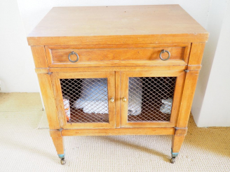 Vente aux enchères Meuble de toilette ouvrant à deux portes grillagées et un tiroir. Dim.