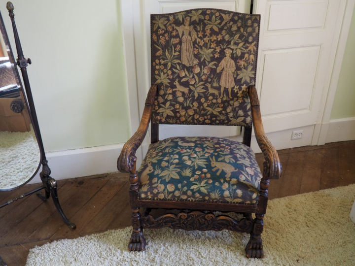 Fauteuil de style Louis XIII en bois naturel et sculpté pieds griffe