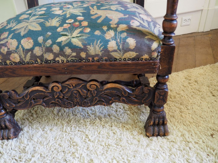 Fauteuil de style Louis XIII en bois naturel et sculpté pieds griffe