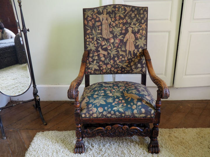 Fauteuil de style Louis XIII en bois naturel et sculpté pieds griffe